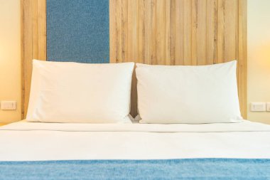 Hafif lamba ile yatak dekorasyonbeyaz rahat yastık