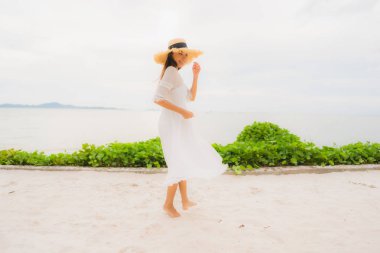 Portre güzel Asyalı kadın gülümsemek mutlu boş şapka giymek