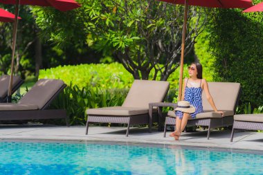 Portre genç asyalı kadın rahatla gülümseme açık yüzmek etrafında mutlu