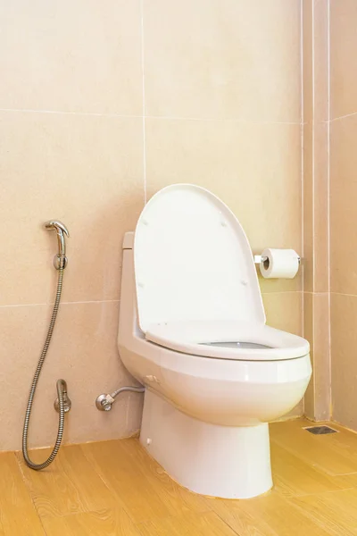 Weiße Toilettenschüssel und Sitzdekoration im Badezimmer — Stockfoto