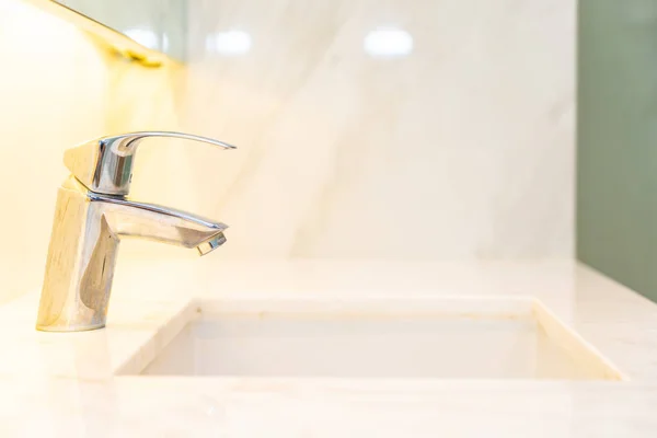 Agua del grifo y decoración del fregadero en el interior del baño —  Fotos de Stock