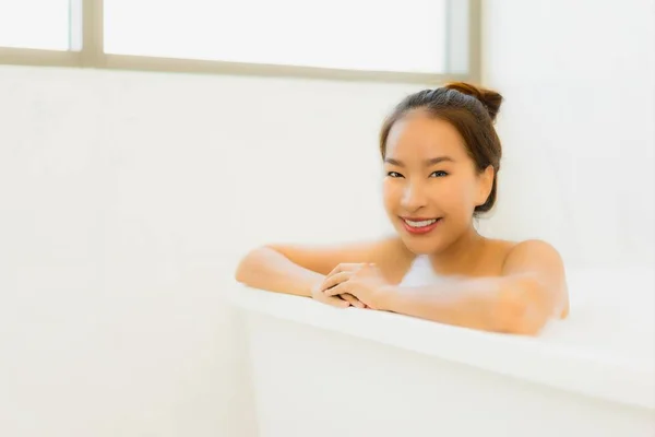 Retrato hermosa joven asiática mujer tomar una bañera en baño —  Fotos de Stock