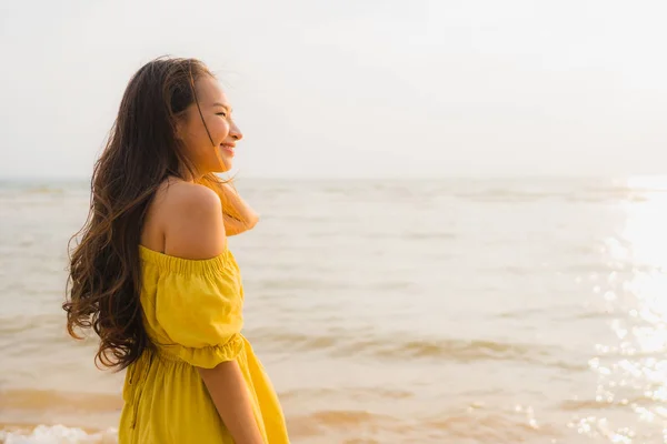 Retrato bonito jovem asiático mulher andar na praia e mar o — Fotografia de Stock