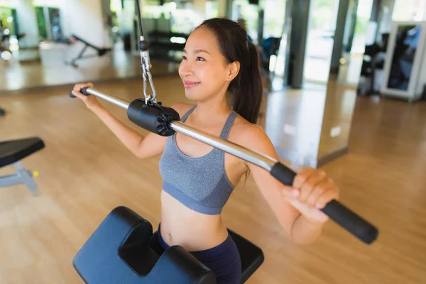 Ritratto donna asiatica che esercita e lavora in palestra — Foto Stock