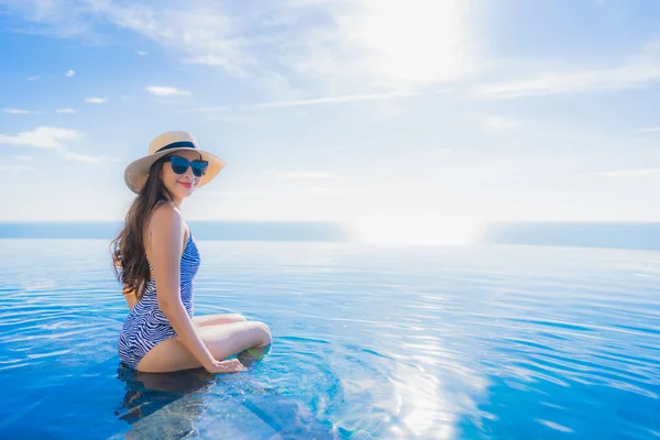 Retrato bonito jovem asiático mulher sorriso feliz relaxar em torno de sw — Fotografia de Stock