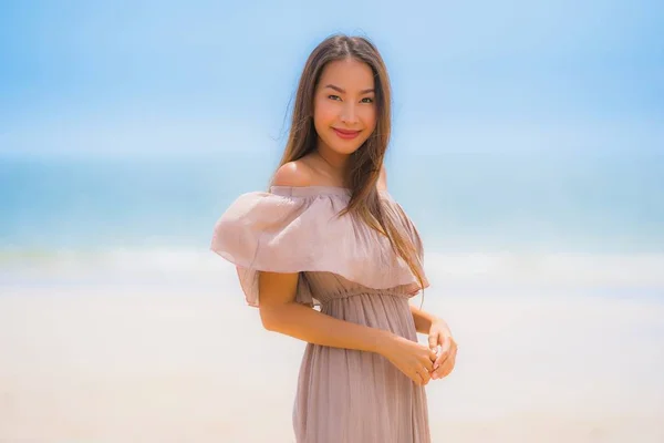 Retrato hermosa joven asiática mujer feliz sonrisa relajarse en el tr — Foto de Stock