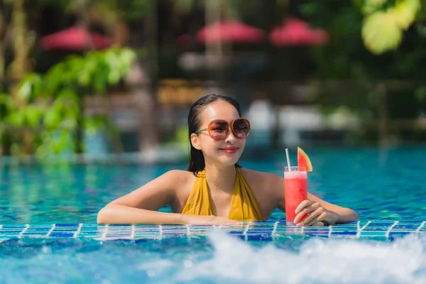 Portrét krásná mladá asijská žena volný relaxační úsměv s WA — Stock fotografie