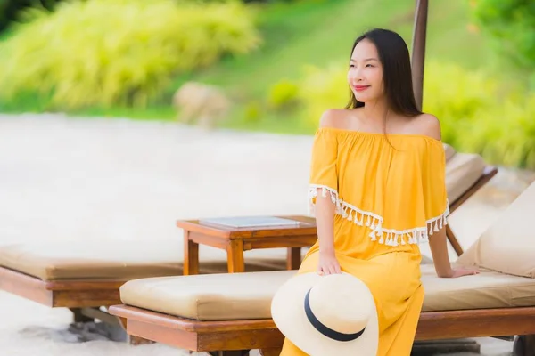 Retrato hermosa mujer asiática usar sombrero con sonrisa feliz ocio — Foto de Stock