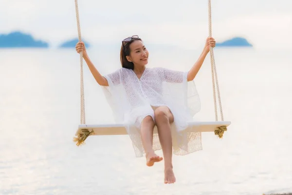 Retrato bonito jovem asiático mulher sentado no balanço ao redor — Fotografia de Stock
