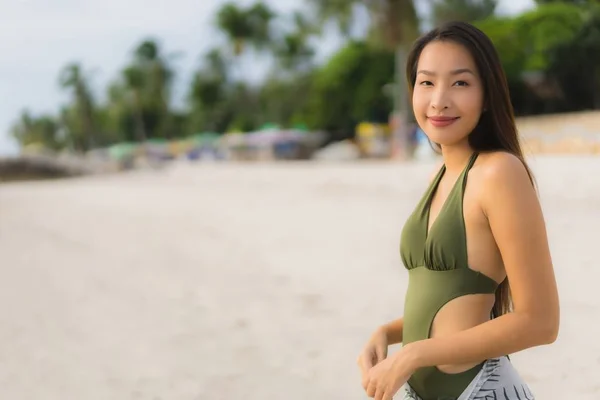 Retrato bonito asiático mulheres feliz sorriso relaxar no tropical — Fotografia de Stock