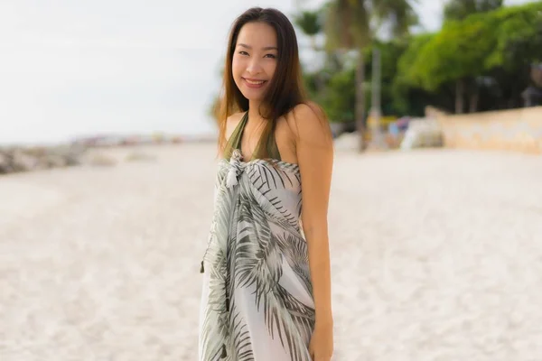 Porträt schöne asiatische Frauen glücklich lächeln entspannen auf der tropischen — Stockfoto