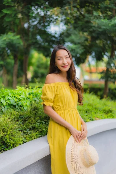 Portret mooie vrouwen gelukkig ontspannen glimlach rond tuin — Stockfoto