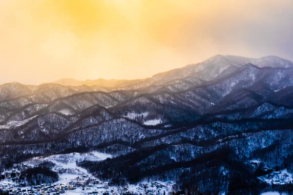 雪の冬の海での木の周りの山と美しい風景 — ストック写真