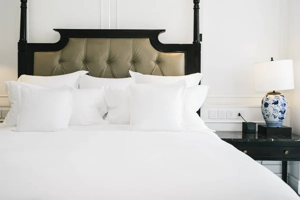 Krásný přepychový bílý polštář na dekoraci postele v b — Stock fotografie