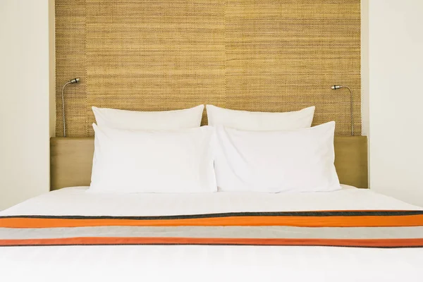 Branco travesseiro confortável e cobertor decoração no quarto inter — Fotografia de Stock