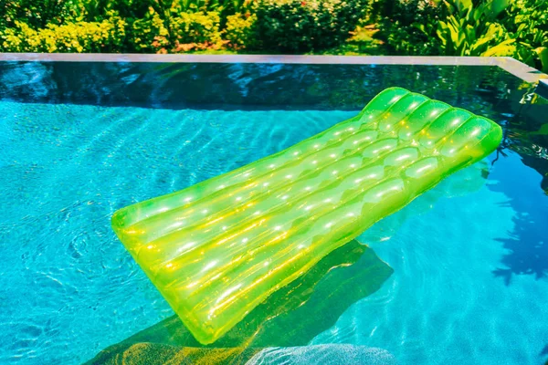Colorido anillo de natación o flotador de goma alrededor del agua de la piscina — Foto de Stock