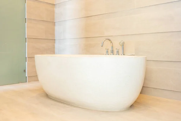 Bella eleganza di lusso bianco vasca da bagno e acqua rubinetto decorat — Foto Stock