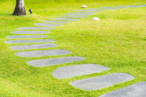 Красива кам'яна стежка ходити і бігати в саду — стокове фото