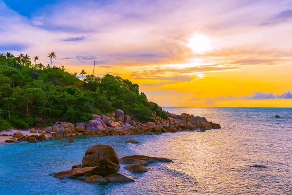 Samui Adası etrafında güzel açık tropikal plaj deniz ile Co