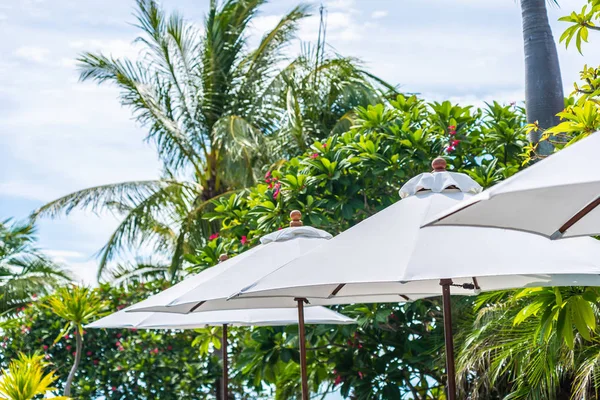 Punto focale selettivo sull'ombrello con palma da cocco sul — Foto Stock