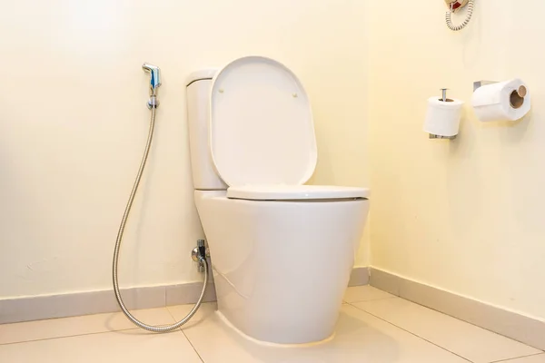 Vnitřní dekorace mísy s bílým toaletním sedadlem — Stock fotografie