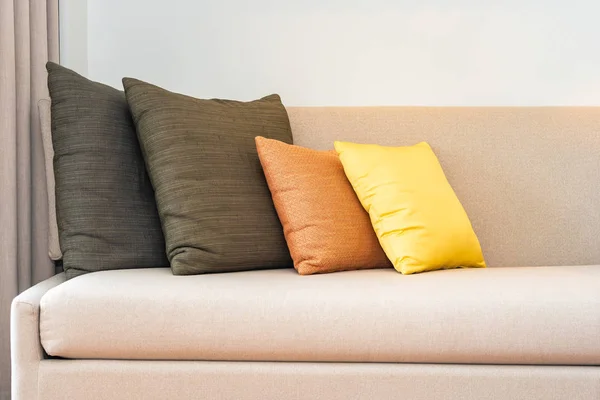Удобная подушка для украшения дивана — стоковое фото
