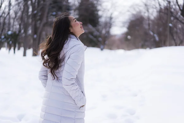 Hermosa joven asiática mujer sonriendo feliz para viajar en la nieve ganar —  Fotos de Stock