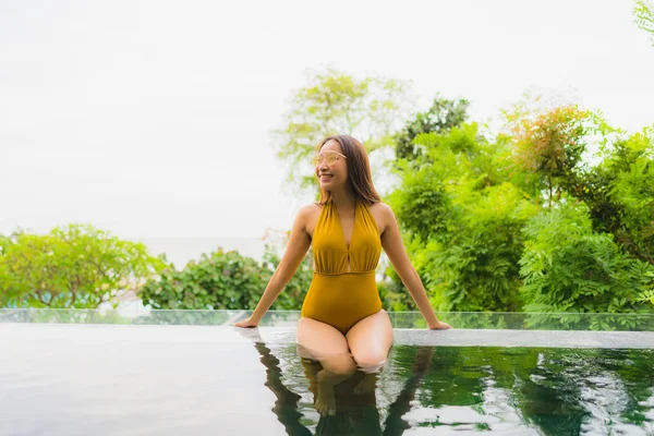 Retrato bonito jovem asiático mulher relaxar lazer na natação p — Fotografia de Stock