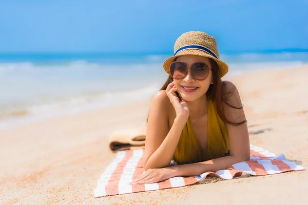 Портрет красивая молодая азиатская женщина улыбается счастливо на пляже — стоковое фото