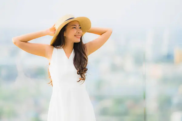 Porträt schön jung asiatisch frau glücklich lächeln entspannen auf die ro — Stockfoto