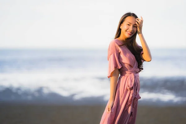 Retrato jovem bela mulher asiática andar sorriso e feliz no — Fotografia de Stock