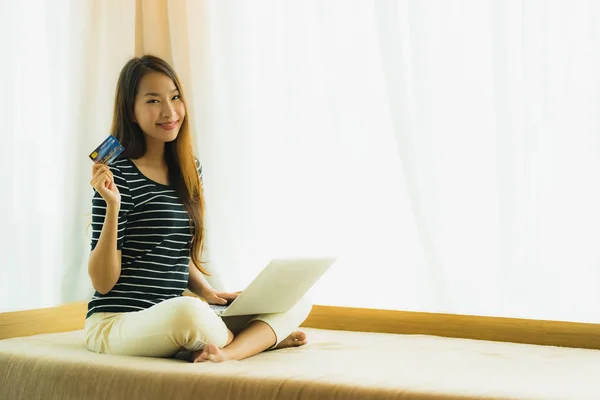 Retrato hermosa joven asiática mujer usando computadora portátil o —  Fotos de Stock