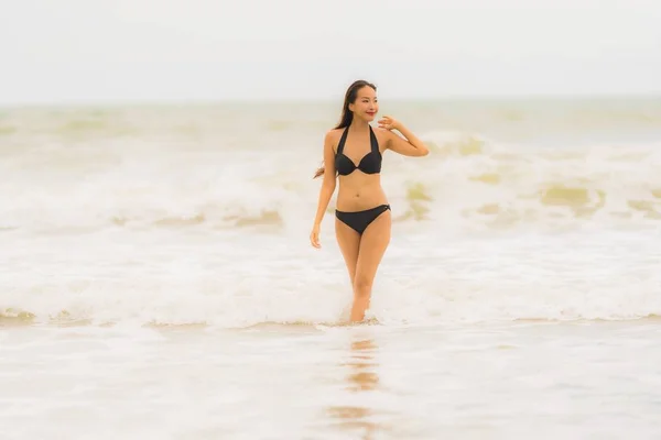 Retrato hermosa joven mujer asiática usar bikini en la playa se —  Fotos de Stock