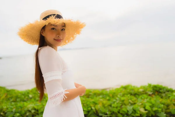 Retrato bela mulher asiática usar chapéu com sorriso feliz lazer — Fotografia de Stock