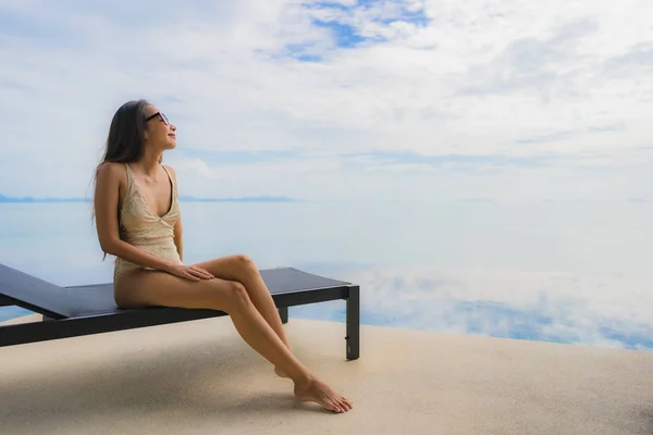 Portrait young asian woman relax smile happy around swimming poo — Stock Photo, Image