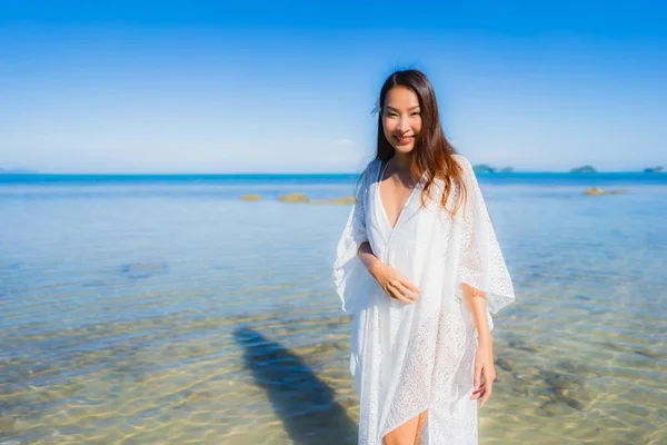 Portrait beautiful young asian woman looking sea beach ocean for — Stock Photo, Image