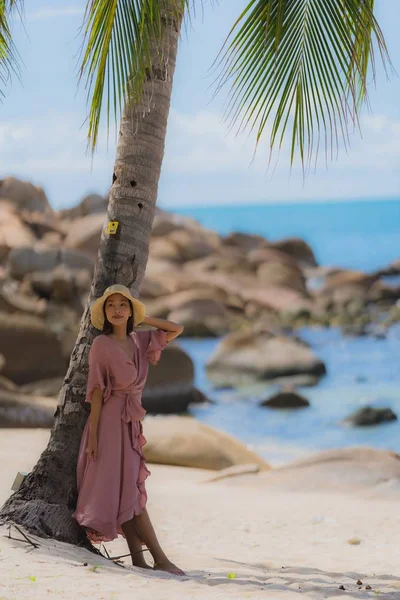 Портрет молодая азиатская женщина улыбается счастливо вокруг пляжа океан wi — стоковое фото