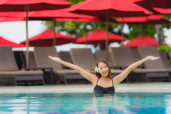 Porträt junge asiatische Frau entspannen Lächeln glücklich um Freibad — Stockfoto