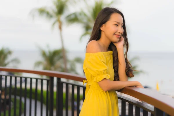 Porträtt vackra asiatiska kvinnor Happy Smile slappna av på den tropiska — Stockfoto