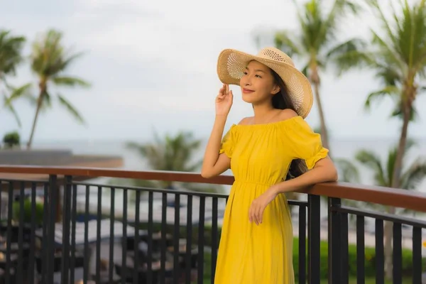 Retrato bonito asiático mulheres feliz sorriso relaxar no tropical — Fotografia de Stock