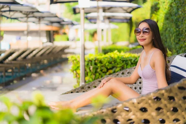 Retrato bonito asiático mulheres feliz sorriso relaxar ao redor natação — Fotografia de Stock