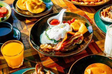 Sağlıklı kahvaltı yumurta pastırma krep portakal suyu süt ile ayarlayın 