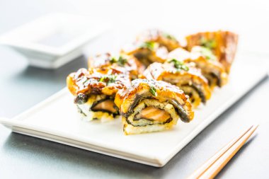 Izgara yılan balığı veya unagi balık suşi maki rulo tatlı sos ile