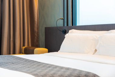 Güzel lüks rahat beyaz yastık ve battaniye yatakta zekâ