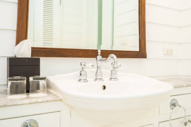 Banyoda musluk suyu ve lavabo dekorasyonu