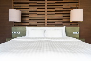 Hafif lamba ile yatakta güzel lüks rahat yastık