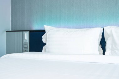 B yatak dekorasyonu üzerinde güzel lüks rahat beyaz yastık