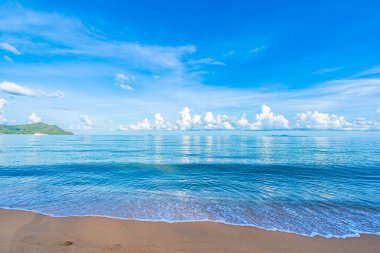 Beyaz bulut mavi gökyüzü ile güzel tropikal plaj deniz Okyanusu ve