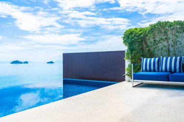 Bl üzerinde deniz okyanusu manzaralı güzel lüks açık yüzme havuzu