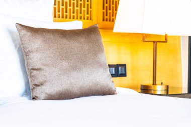 Yatak ve battaniye üzerinde güzel lüks rahat beyaz yastık Dec